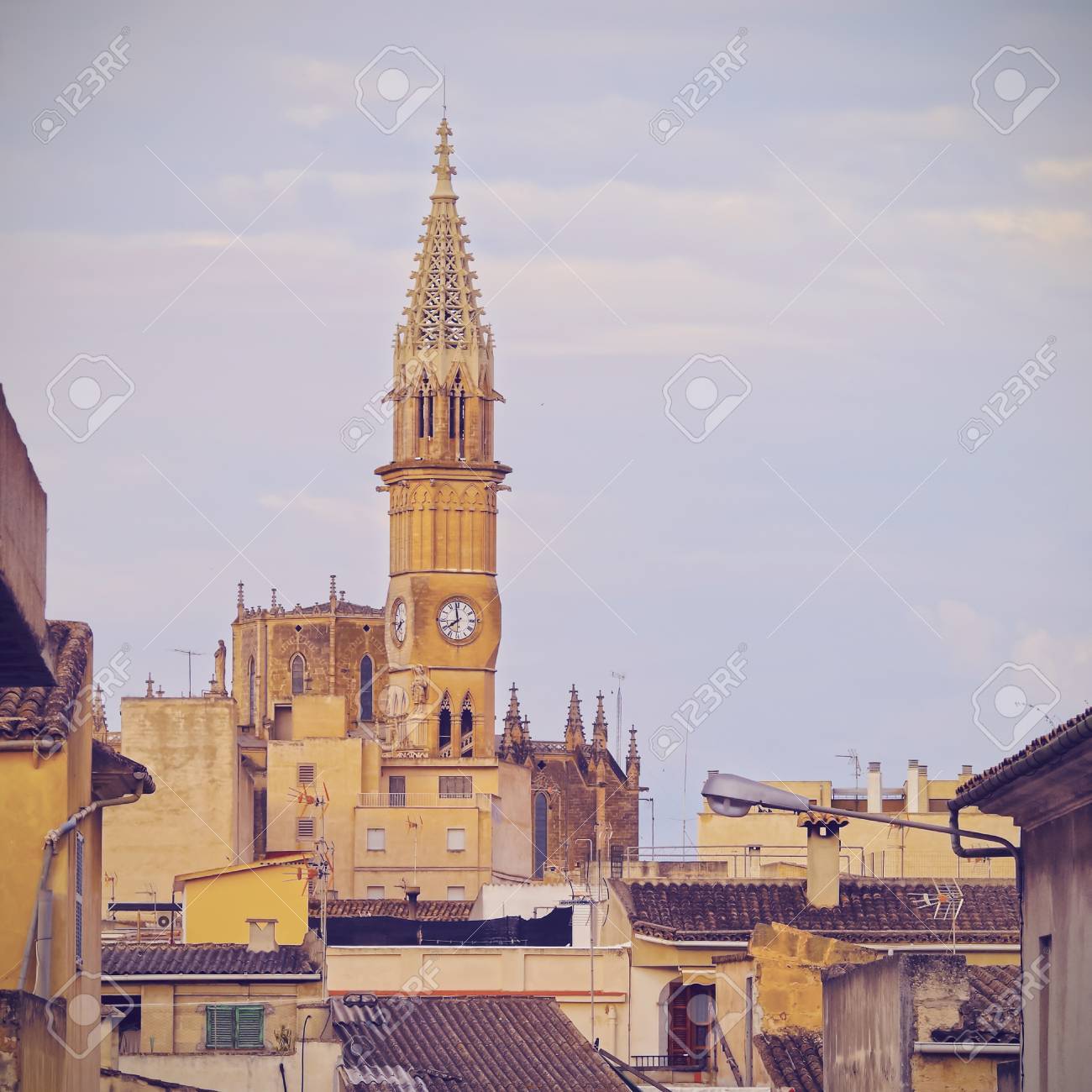 28253388-paisaje-urbano-de-manacor-en-mallorca-islas-baleares-espana